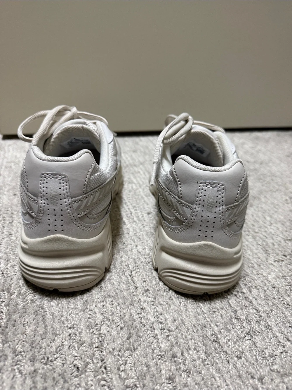 Nike Womens Initiator Sneakers size 9